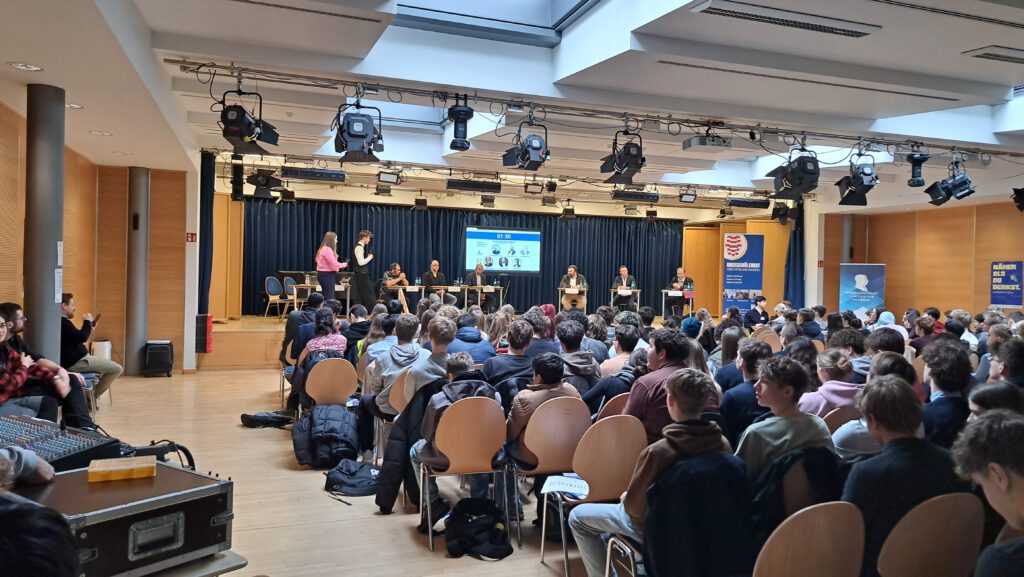 Rund 300 Teilnehmende aus dem ganzen Kreis besuchten die Podiumsdiskussion